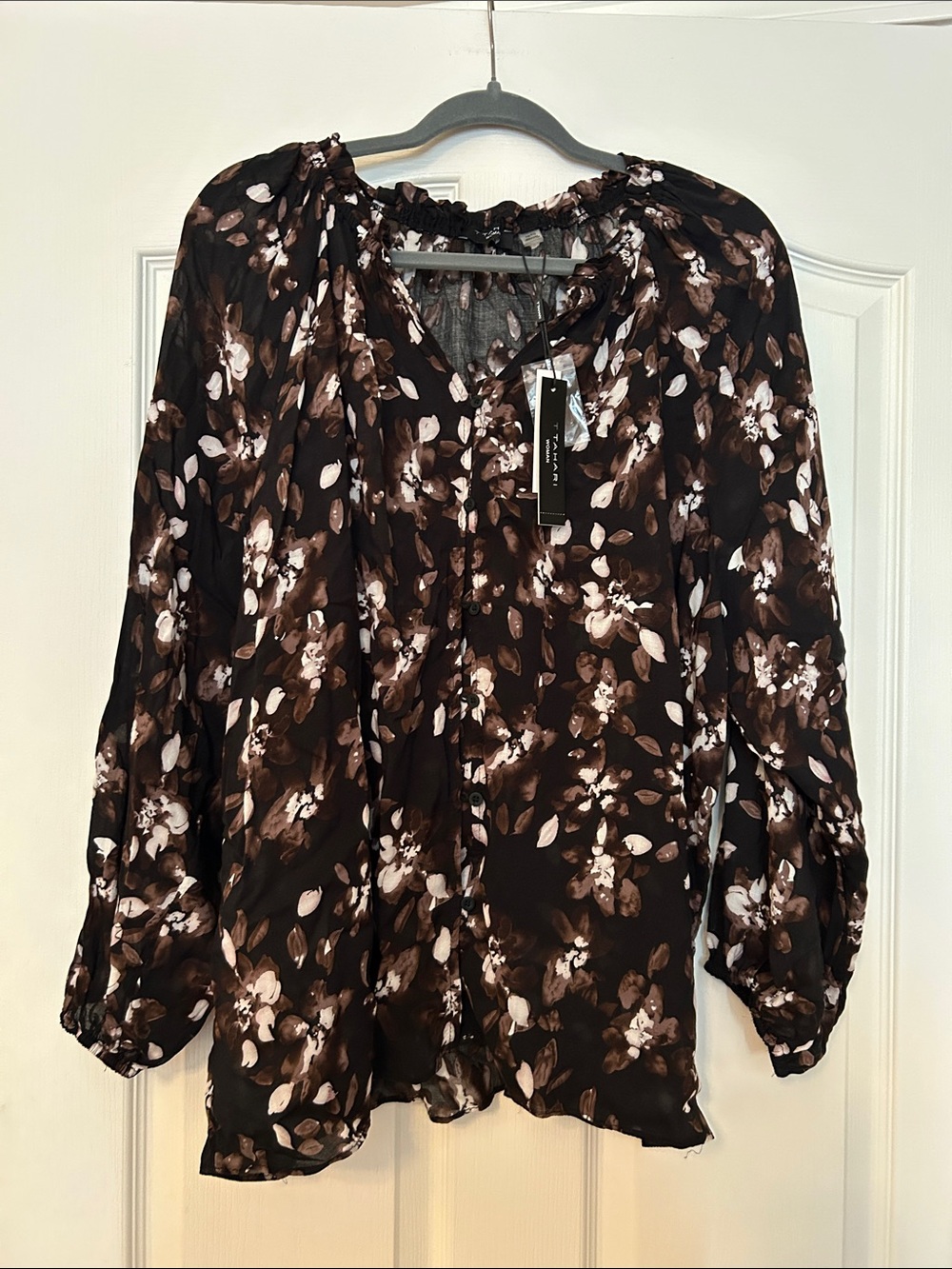 NWT T Tahari Black Floral V-Neck Blouse with Brown/White Print 1X